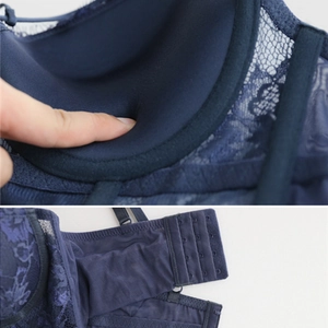 Soutien-gorge push-up en dentelle bleu foncé avec bonnets épais et agrafage à quatre rangs