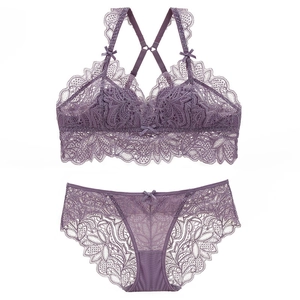 Französisches lila Spitzen-Lingerie-Set mit kabellosem BH und Mesh-Slip-Set