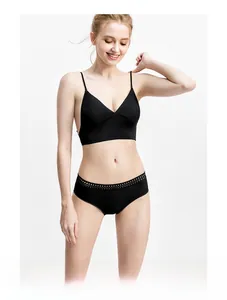 Vue détaillée du soutien-gorge sans couture noir et de la culotte assortie avec dentelle