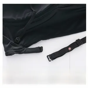 Détail de la bretelle élastique réglable et crochet unique au dos d'un soutien-gorge noir