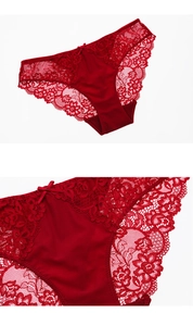 Détail de culotte en dentelle rouge avec motifs floraux et petit nœud décoratif