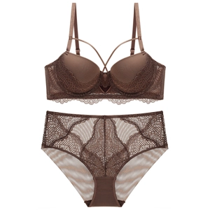 Detailansicht der braunen floralen Spitze und Mesh-Stoff dieses Push-up Dessous-Sets