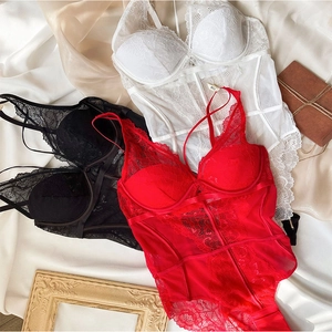 Posa piatta di body in pizzo nei colori rosso, nero e bianco con coppe con ferretto