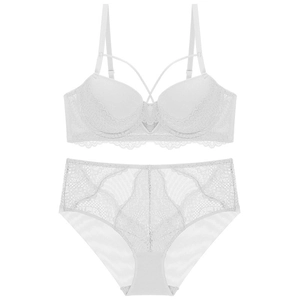 Detailansicht des weißen Spitzen-Push-up-BHs und passenden Slips mit floralen Mustern