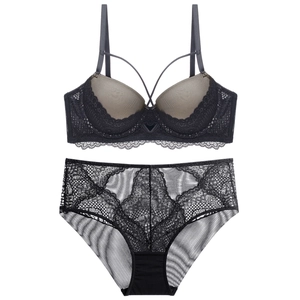 Detail eines schwarzen Spitzen-Lingerie-Sets mit Überkreuzbändern und transparentem Netz