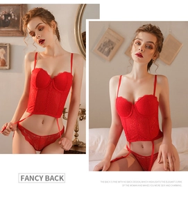 Vue détaillée d'un ensemble lingerie corset en dentelle rouge avec des motifs floraux élégants