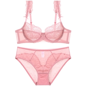 Ensemble de lingerie en dentelle rose avec broderie florale et bretelles à volants
