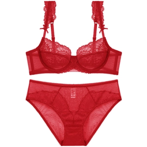 Ensemble de lingerie rouge en dentelle avec soutien-gorge à pois et culotte à nœuds