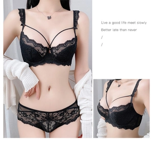 Détail d'un ensemble de lingerie en dentelle noire avec motifs floraux et fines brides