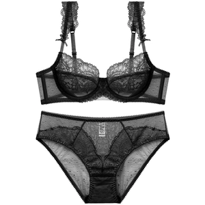 Ensemble lingerie en dentelle noire avec motifs floraux semi-transparents et détails mesh