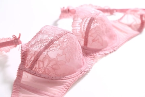 Vue détaillée du soutien-gorge en dentelle rose avec maille respirante et noeud