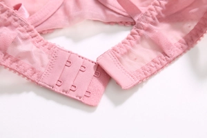Détail du dos de la lingerie en dentelle rose avec mesh respirant et fermeture à crochets