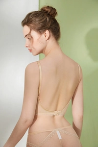 Vista posteriore dettagliata del reggiseno beige scollato a U con mutandine in pizzo