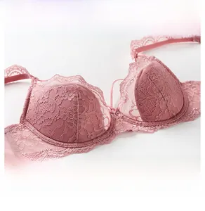 Détail de broderie florale délicate et coupe 3D sur un soutien-gorge rose pâle