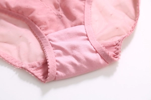 Détail d'un ensemble de lingerie en dentelle rose avec maille respirante et couture fine