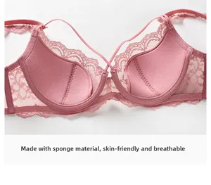 Détail de soutien-gorge en dentelle rose avec doublure éponge douce et respirante