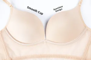 Dettaglio del reggiseno nudo senza cuciture con coppe lisce e pizzo sul sottoseno