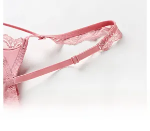 Détail de bretelles élastiques réglables avec dentelle rose sur un soutien-gorge