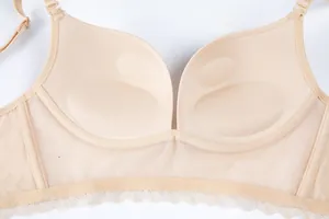 Dettaglio macro del reggiseno push-up con morbida imbottitura e bordo in pizzo