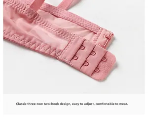 Détail de l'attache à 3 rangées et du mesh respirant sur ce soutien-gorge rose