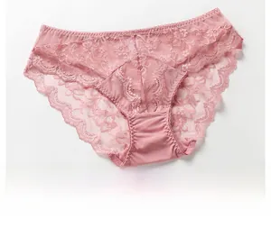 Détail de culotte en dentelle florale rose avec bords festonnés et tissu respirant