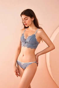 Dettaglio completo di lingerie in pizzo blu con elastico logato e pizzo a ciglia
