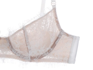 Dettaglio reggiseno in pizzo bianco con ricamo floreale e spalline sottili regolabili