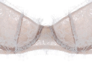 Dettaglio del pizzo a ciglia bianco e ricamo su reggiseno con ferretto di supporto