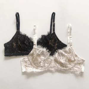 Dettaglio in piano di reggiseni in pizzo nero e bianco con ferretto di sostegno