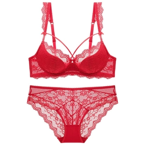 Ensemble de lingerie en dentelle rouge avec soutien-gorge push-up et culotte assortie