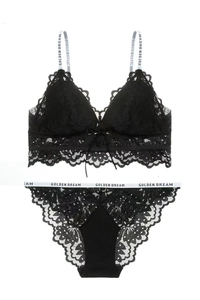 Dettaglio del set intimo in pizzo nero con fascia elastica e logo stampato