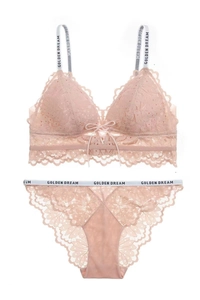 Dettaglio del set di lingerie in pizzo rosa con reggiseno a triangolo e motivi floreali