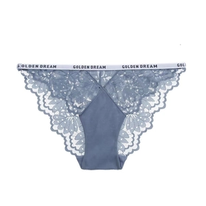 Dettaglio di slip in pizzo blu con motivi floreali e fascia elastica Golden Dream