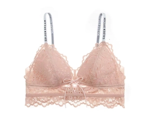 Dettaglio di reggiseno a triangolo in pizzo rosa con motivi floreali e spalline