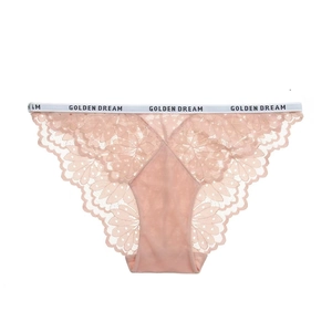 Dettaglio slip in pizzo rosa pesca con elastico in vita e motivo floreale fine
