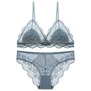 Ensemble bralette en dentelle avec bonnets triangle sans armatures et culotte assortie