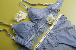 Dettaglio del set di lingerie in pizzo azzurro con elastici firmati Golden Dream