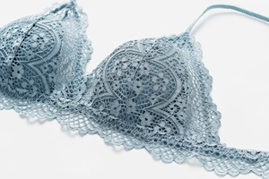 Bralette triangle en dentelle bleu clair style français avec broderie florale fine