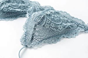 Détail de la dentelle française d'une brassière avec motif floral en bleu clair élégant