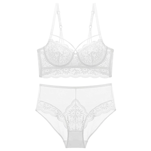 Détails de la broderie en dentelle florale blanche sur le soutien-gorge et la culotte en tulle