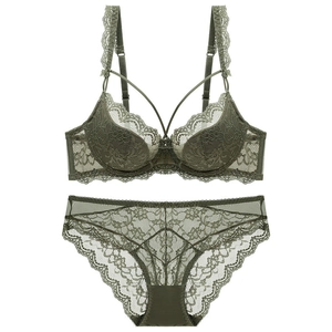 Detailansicht eines olivgrünen Spitzen-Lingerie-Sets mit feinen floralen Netzmustern