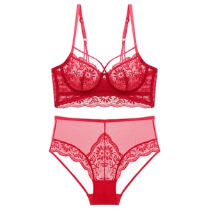 Détail d'un ensemble de lingerie en dentelle florale rouge avec broderie fine
