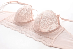 Détails de dentelle florale et bordure de cils sur le soutien-gorge rose clair