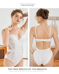 Détails d'un body en dentelle blanche avec broderie exquise et dos nu élégant