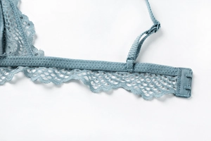 Détail de soutien-gorge en dentelle bleue avec bretelles réglables et maille filet