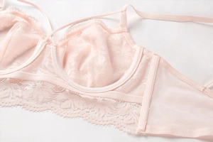 Détail de soutien-gorge en dentelle florale rose pâle avec armatures et maille fine