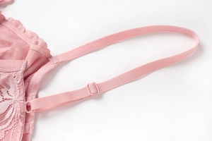 Detailaufnahme des verstellbaren rosa Spitzen-Schultergurts mit edler Harz-Schnalle