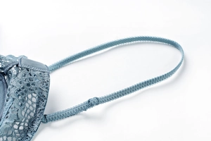 Détail de la dentelle florale bleu clair et des bretelles élastiques réglables