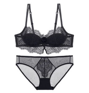 Dettagli del set di lingerie in pizzo nero con motivi floreali e bordi in pizzo smerlato