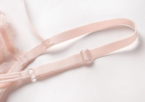 Vue détaillée des bretelles réglables du soutien-gorge en dentelle rose poudré